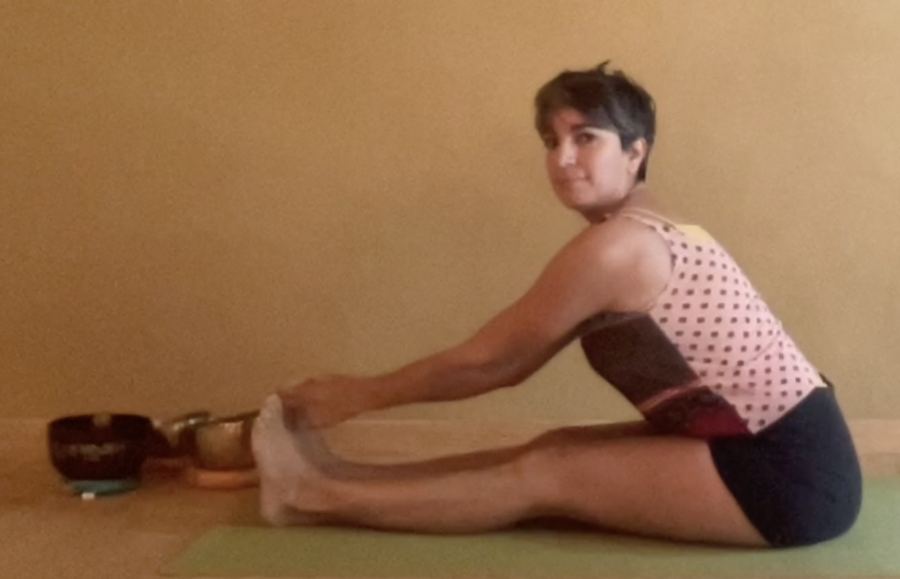 Jeune Femme Faisant Du Yoga Ou La Méditation Se Déplace Sur Le
