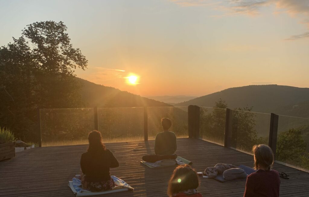 méditation au lever du soleil au gîte de l'étoile en Ariège